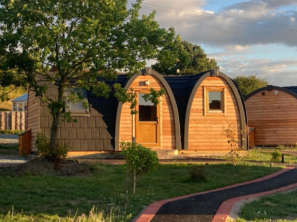 Squirrel Glamping Pod School House Farm Hotel Leighton  Екстериор снимка