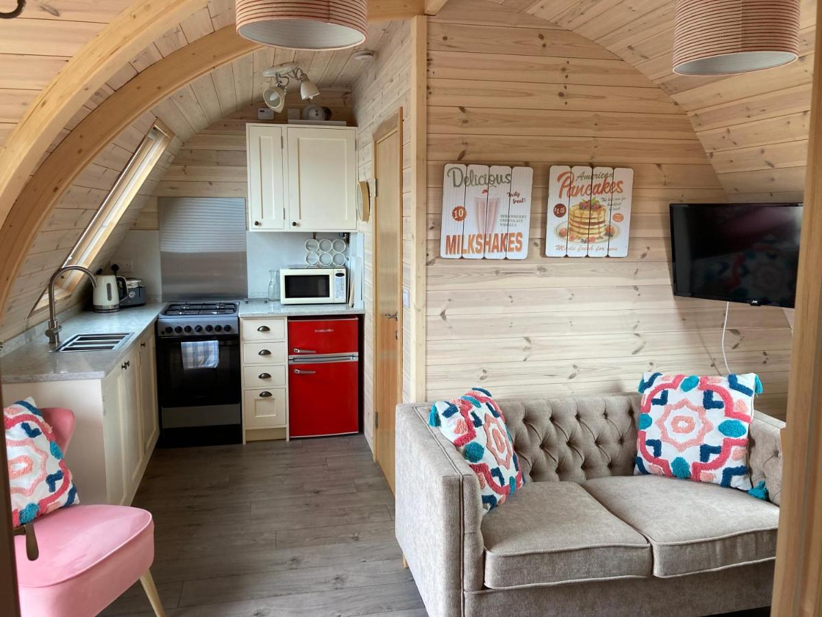 Squirrel Glamping Pod School House Farm Hotel Leighton  Екстериор снимка