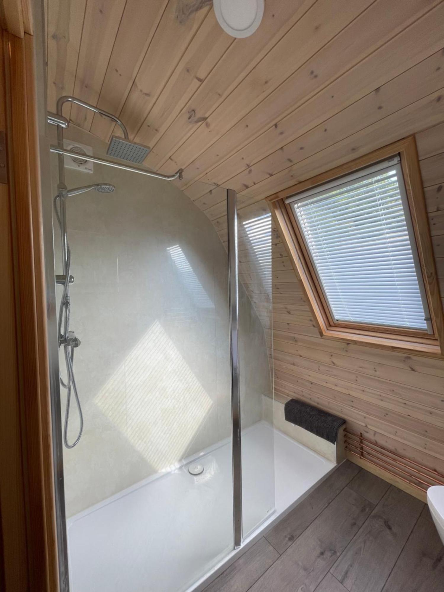 Squirrel Glamping Pod School House Farm Hotel Leighton  Екстериор снимка
